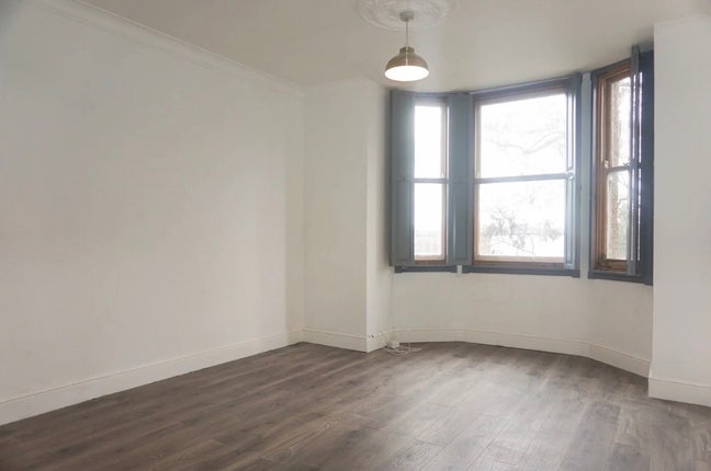 2-bedroom flat with private parking  Main Photo
