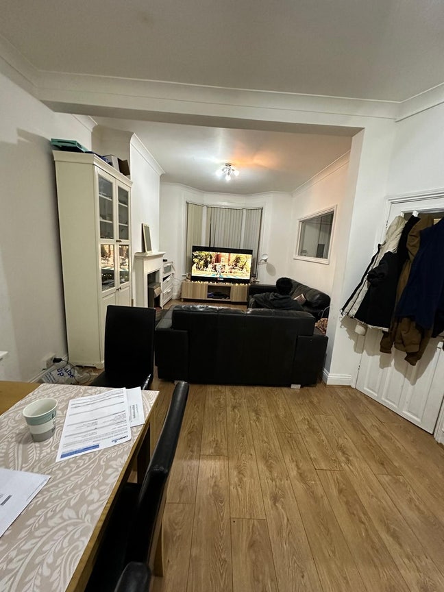 Bed space available , large share room  Main Photo