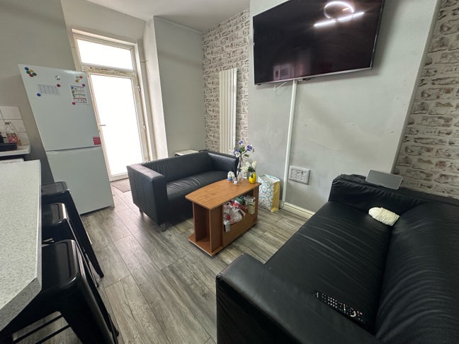 Looking for housemate replacement ASAP!! Main Photo