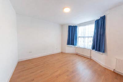 2 Rooms in Upton Park E6 – Great Transport Links Main Photo