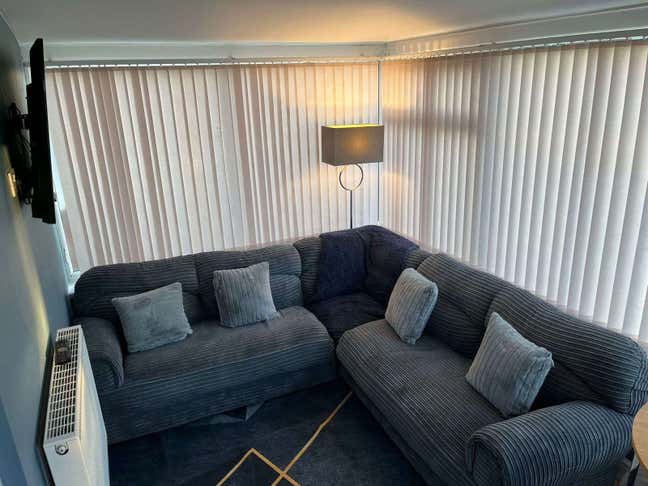Large room in beautiful house Main Photo