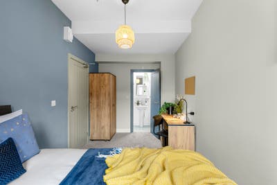 High end🌟: tumble dryer; desk, en-suite; Balby Main Photo