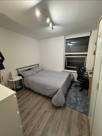 Double bedroom ensuite bathroom- long term sublet Main Photo