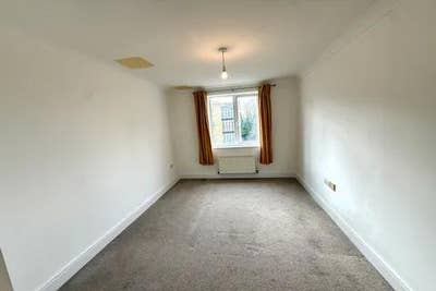 En-suite room in a two bed apartment available  Main Photo