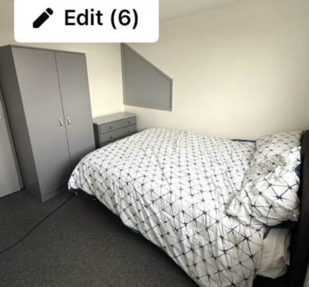 London  Double Bedroom Near Tube Piccadilly Line  Main Photo