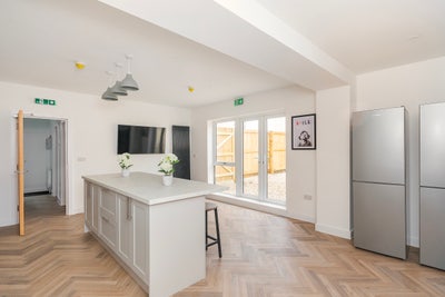 Large Double Room. Open Plan Kitchen.  Main Photo