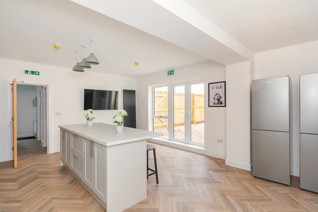 Large Double Room. Open Plan Kitchen.  Main Photo