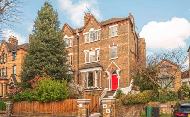 Whole 4 bed, 2 bath flat suitable for a family Main Photo