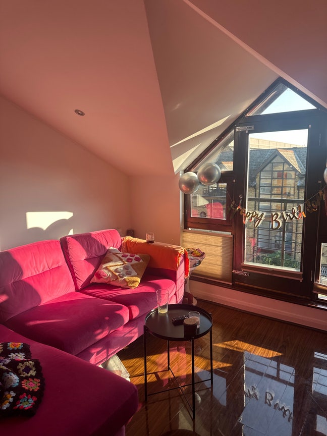 Sun-filled room in Stockwell Main Photo