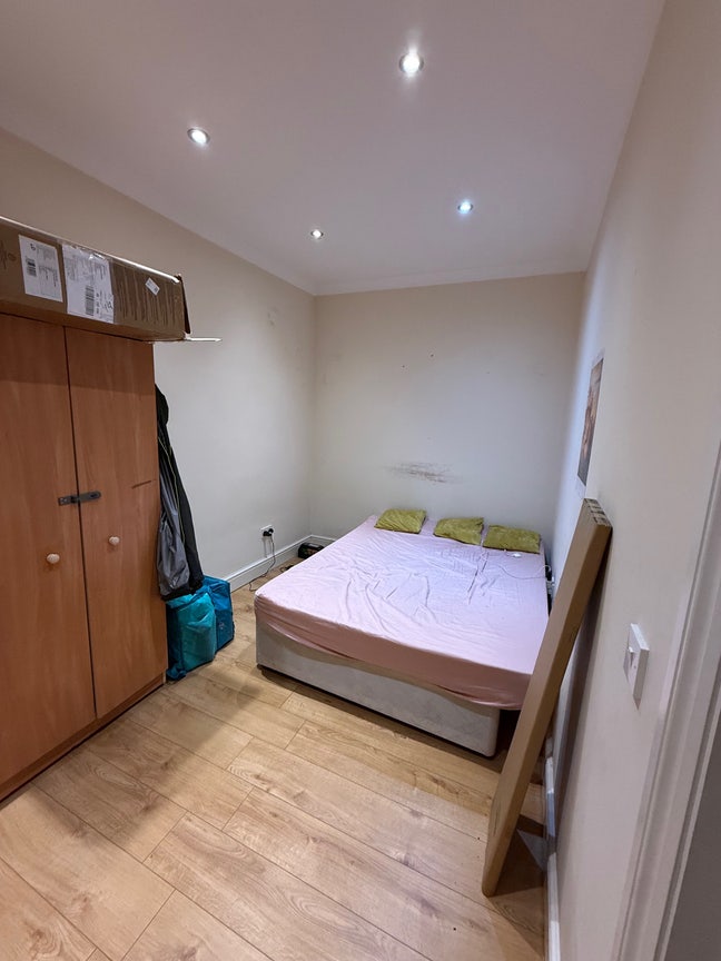 King size room for rent furnished with TV Main Photo