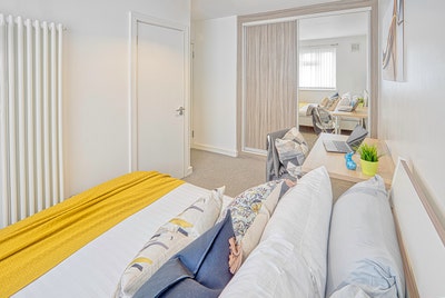 Contemporary Double Room with Ensuite Convenience Main Photo