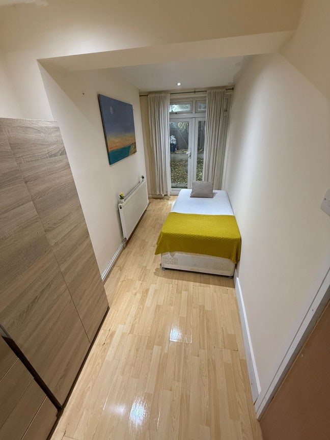 Single Room in Front of Gladstone Park Gardens Main Photo