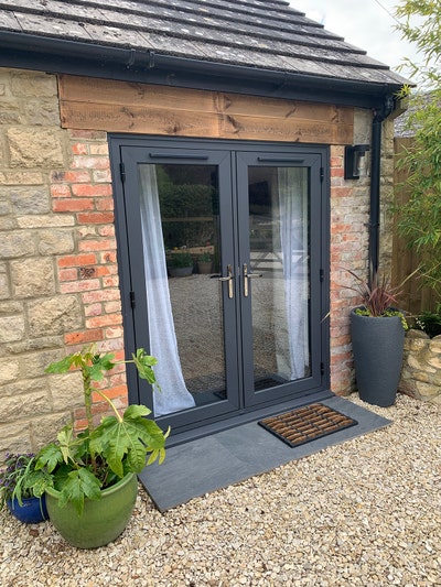 Modern Studio, fully furnished - private parking Main Photo