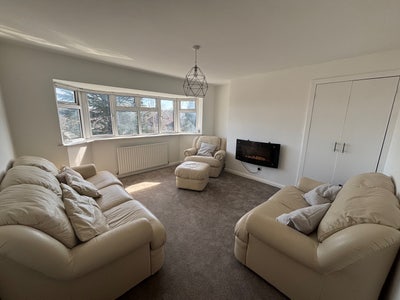 2 bed flat - 10 min walk from Albany Park station Main Photo