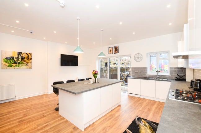 Tastefully Furnished 6 bed House Share Main Photo