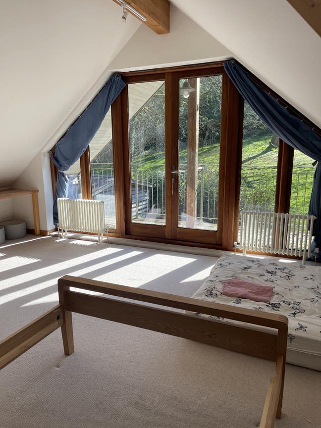 Huge room in luxury family eco home Main Photo