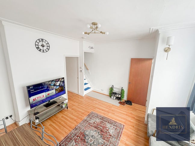 We have 3 rooms available  Main Photo