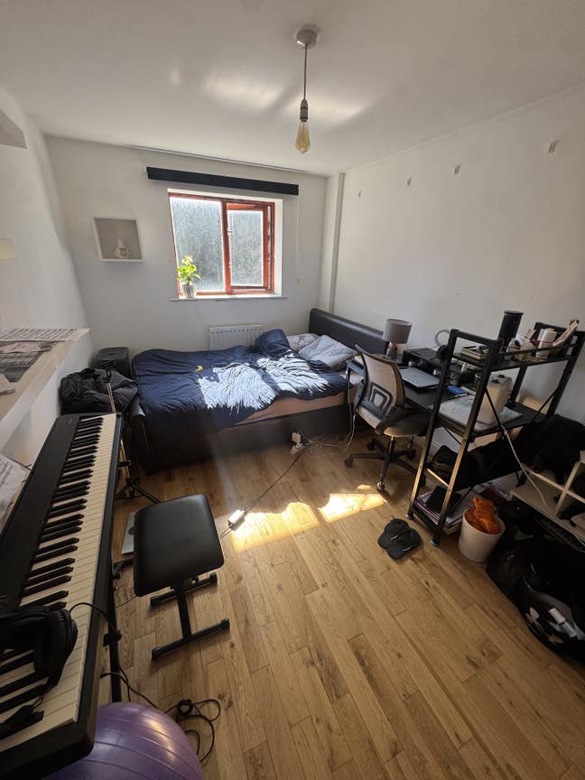 Bright Big Room &pound;800All Included Main Photo