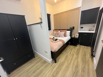 8 Double En-Suites - Renovated - Northampton Main Photo