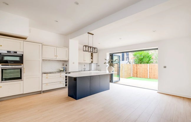 A Kiwi and an Englishman looking for a third (sing Main Photo