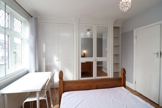 Ensuite Room Steps from Piccadilly Line Main Photo