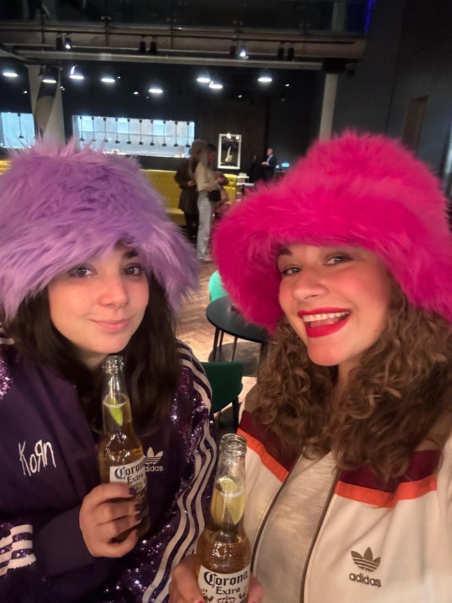 Looking for 2 double bed rooms Main Photo