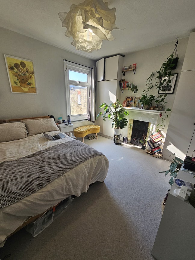 Large double room in a big flat with 2 friends 🪴🏡  Main Photo