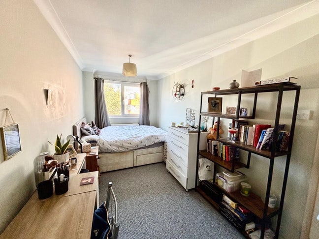 Double room available in spacious East London flat Main Photo