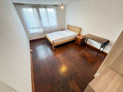 3 Spacious Bedrooms Located in Devons Road E3 Main Photo