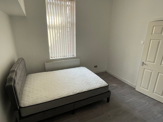 Spacious, furnished double room for rent Main Photo