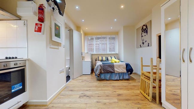 Sizable, Quite Studio Flat  Main Photo