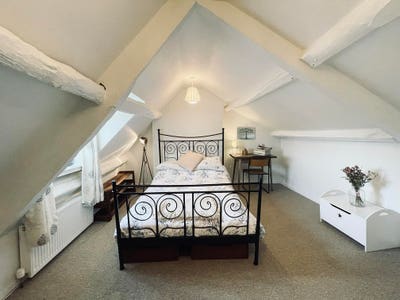 Top-Floor Dbl Room w Private Bathroom in Fairford Main Photo