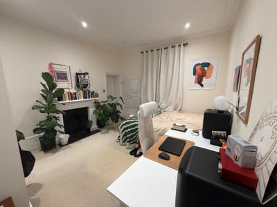 Large double room with en-suite bathroom with bath Main Photo