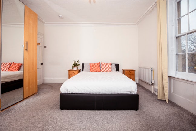 Large Double Room, Close to Station & City  Main Photo