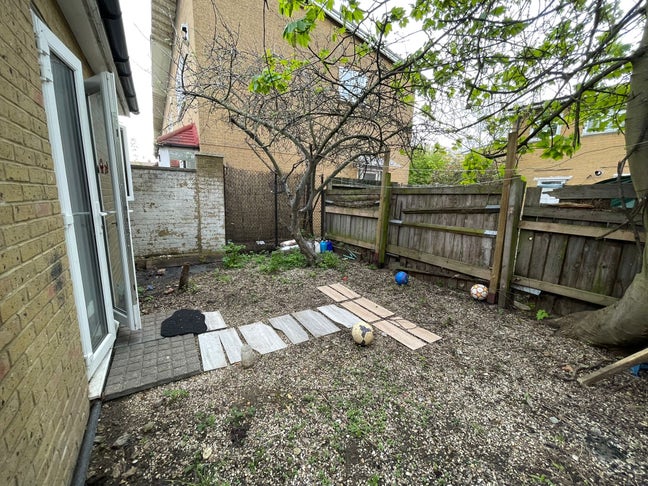 Super Cheap Spacious Single Room@ Stepney Green Main Photo