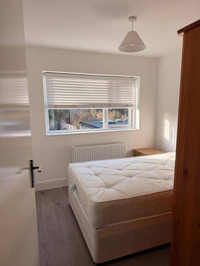 Ample Single Room, New Bed & Mattress Clean House Main Photo