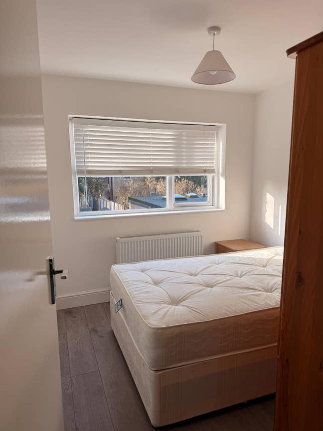 Ample Single Room, New Bed & Mattress Clean House Main Photo