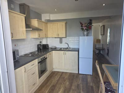 Ideal for a professional or couple. Good transport Main Photo