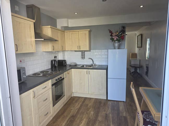 Ideal for a professional or couple. Good transport Main Photo