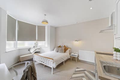 Rooms and Studio Close to Rolls Royce! Main Photo