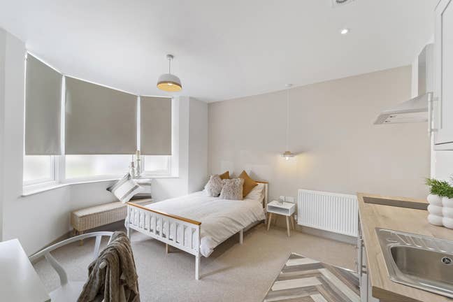 Rooms and Studio Close to Rolls Royce! Main Photo