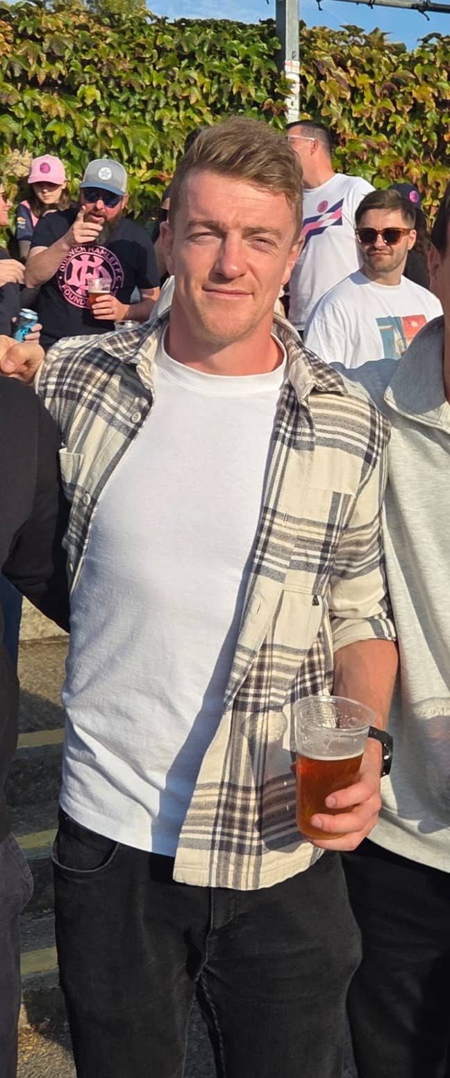 A Kiwi and an Englishman looking for a third (sing Main Photo