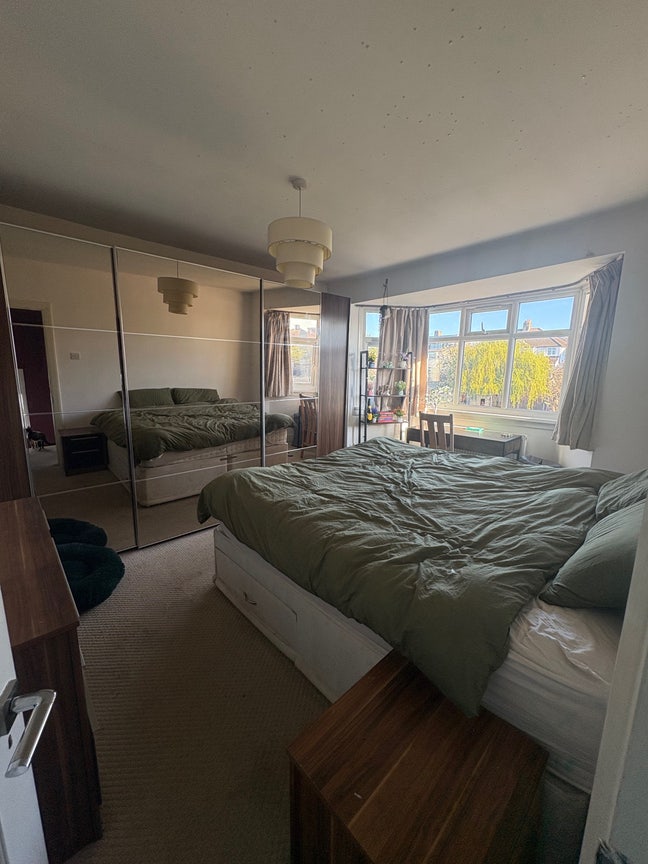 Large room 15 minutes from Greenwhich  Main Photo