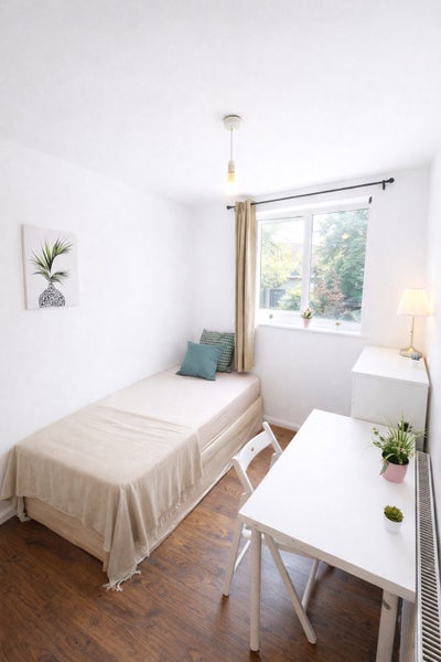 Single Room in Front of Gladstone Park Gardens Main Photo