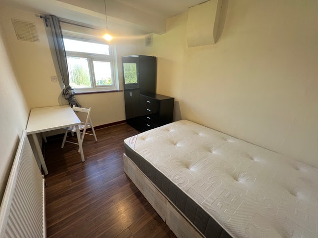 Double Room in Quiet Area 10 Mins from Tube Main Photo