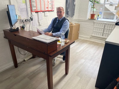 Professional Male seeks a semi-studio or room Main Photo