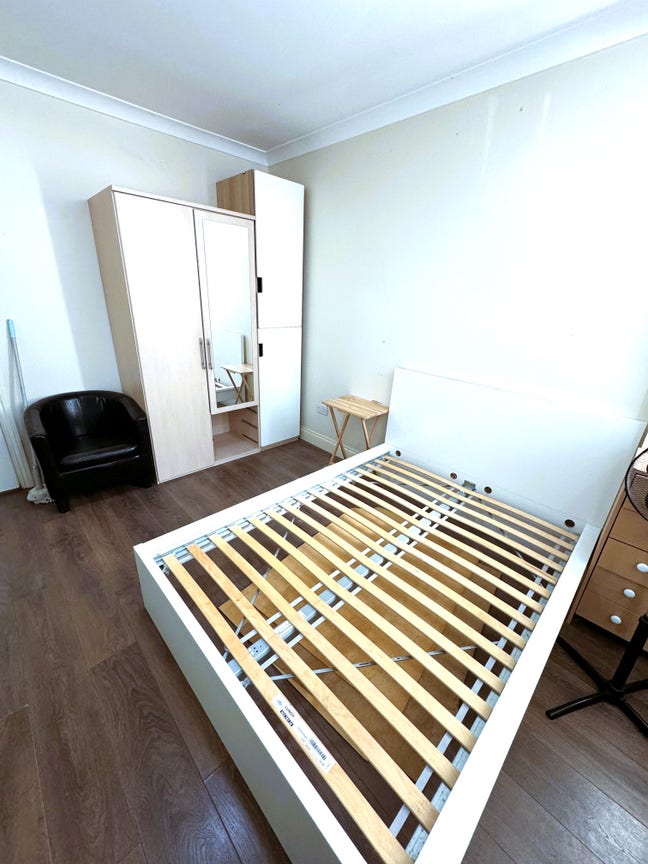 Studio Ilford &pound;850 Pcm Including All Bills Main Photo