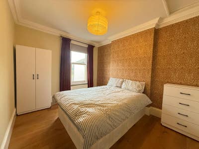 Lovely Spacious Double Bedroom Available in E14 Main Photo