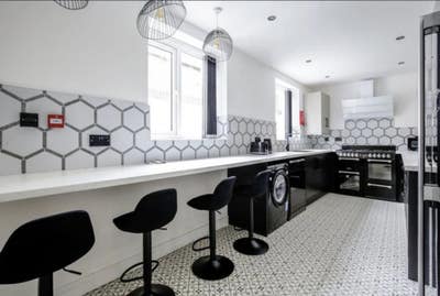 Double Rooms Available in Stunning Houseshare  Main Photo