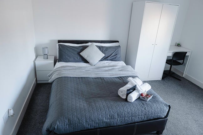 3 Ensuite Bedrooms Perfect for Professionals Main Photo